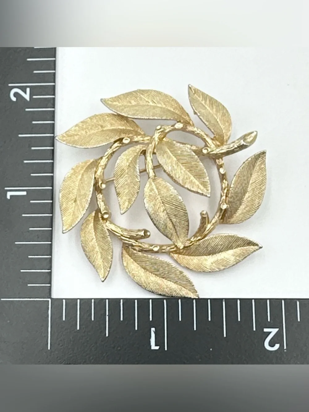 Lisner Signed Vintage Leaf Wreath Gold Tone Brooch